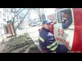 Как спуститься по верёвке в окно нижнего этажа. Работа двух пожарных. Помощь инвалиду.