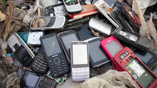 Looking for an old phone in the trash | Restoration old phone