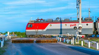 RailWay. Railroad crossing. Mixed freight train / Смешанный грузовой поезд РЖД проходит жд. переезд