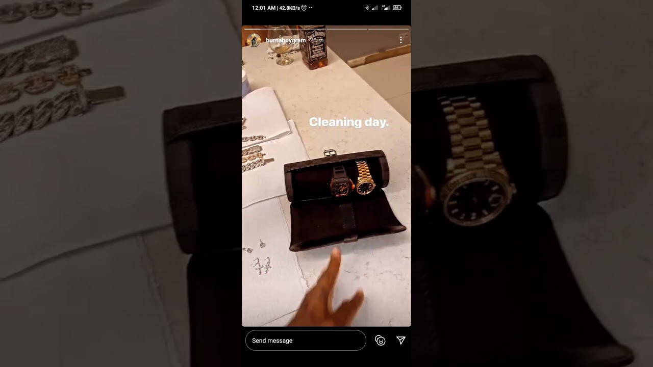 Stefflon don helps Burna boy clean his jewelleries.