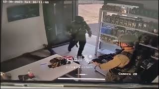 فيديو يوثق اعتداء جنود الاحتلال على عامل في محطة وقود قرب مخيم الفوار جنوب الخليل