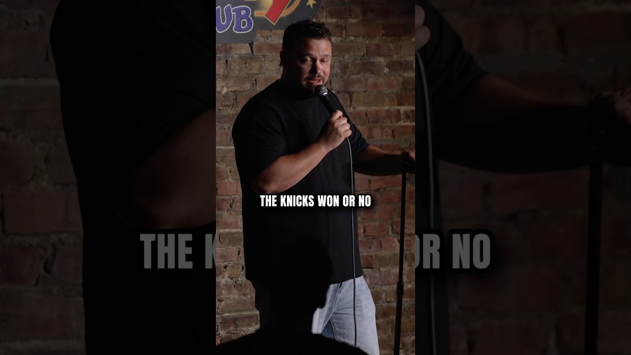 Put the Knicks game on for the fans #comedy #comedian #shorts #comedyshorts #standupcomedy #standup