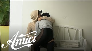 Download Lagu Amici 20 - Martina consola Aka7even dopo il provvedimento MP3