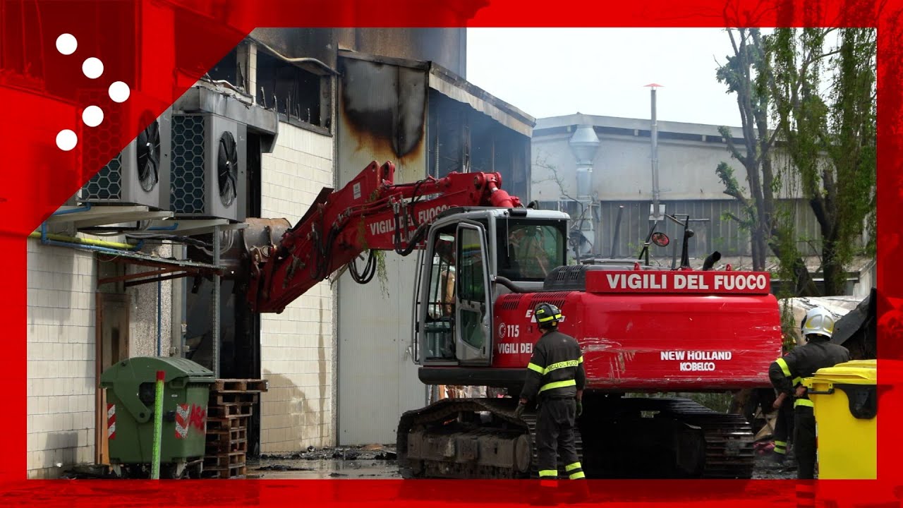 Capannone a fuoco nel Milanese, al lavoro i Vigili del Fuoco con l'escavatore