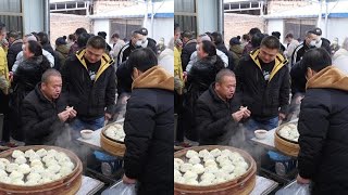 陕西大哥卖包子，1元1个不论个，每天拌馅按吨计，霸气自建停车场  #舌尖上的美食 #陕西吃啥