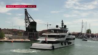 L'arrivo dell'Almax 50Steel di Sanlorenzo al Salone Nautico di Venezia