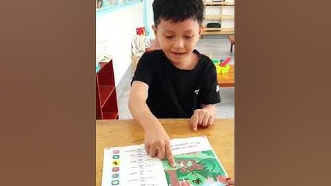 Tiếng Anh Giao Tiếp Thiếu Nhi Tại Phan Thiết: Billy reading a book called Silly Squirrel