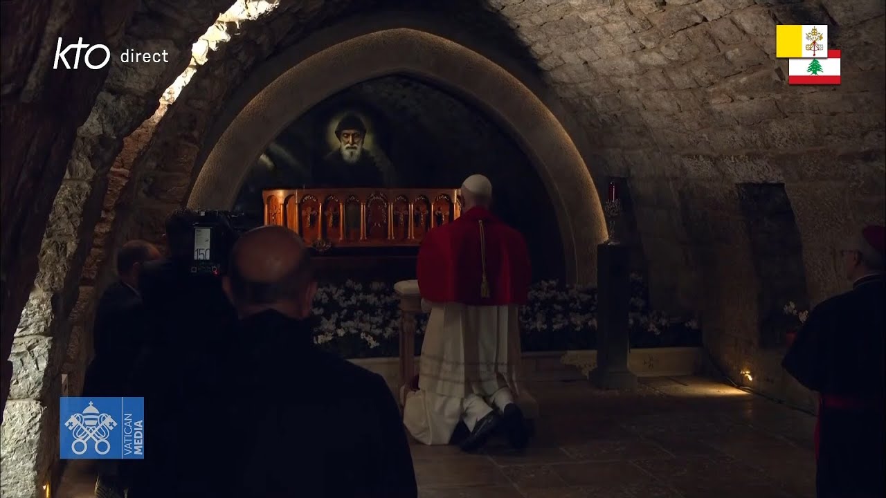 Visite et prière sur la tombe de saint Charbel Makhlouf au Liban