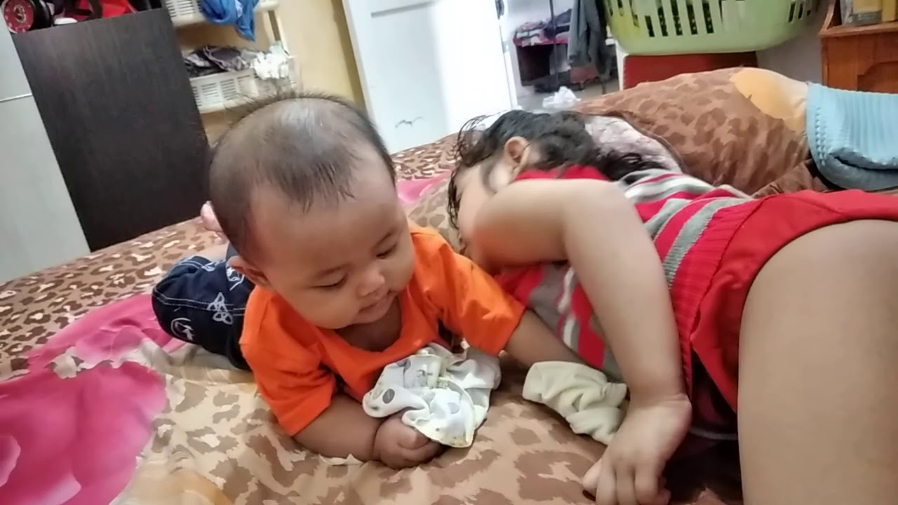 Bayi 5 bulan bisa apa? - YouTube