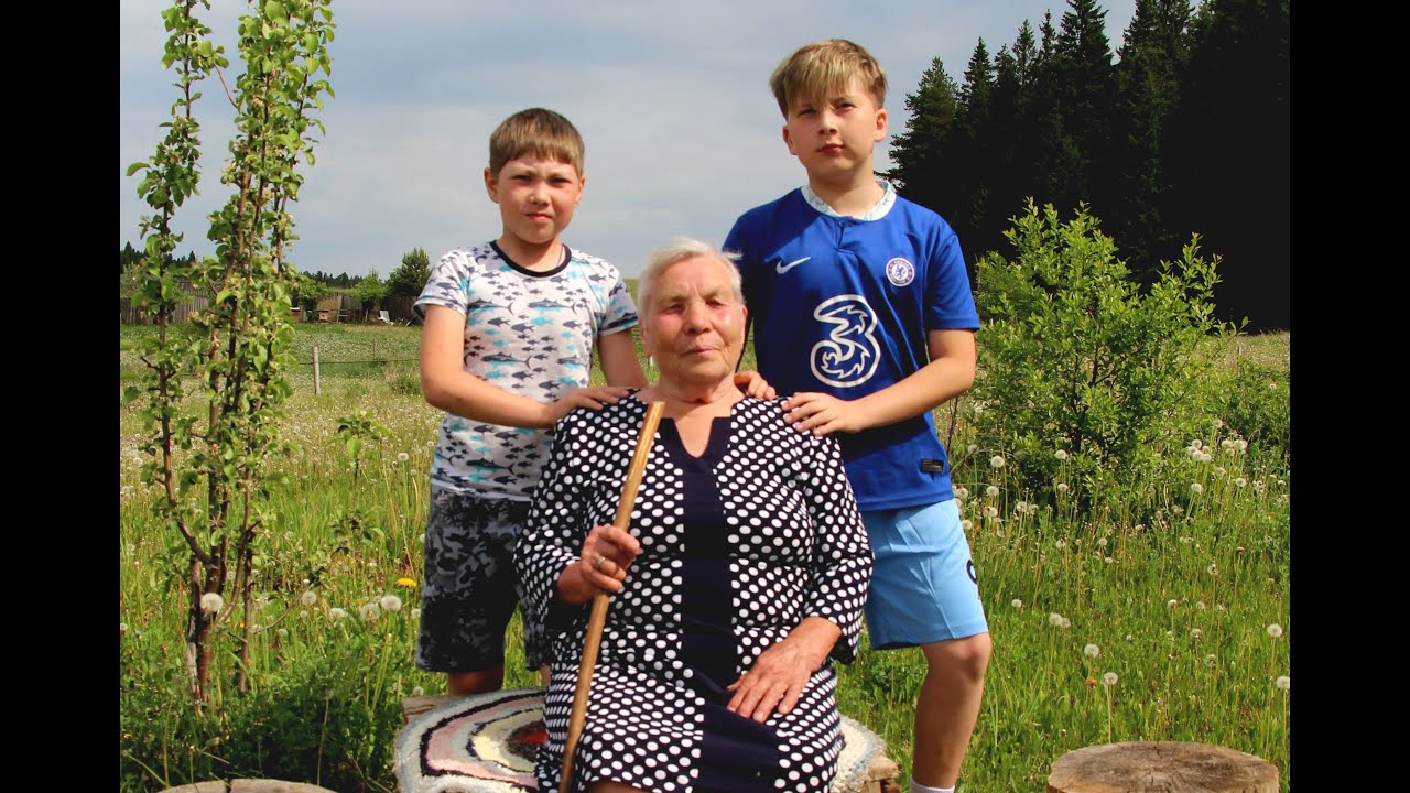 КОЛОСИЛАСЬ В ПОЛЕ РОЖЬ ГУСТАЯ... Поёт бабушка Нина праправнукам Тимуру ...