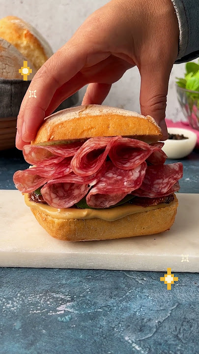 Street Eater – Panino con salame, scamorza affumicata, senape, cicorino e pomodori secchi