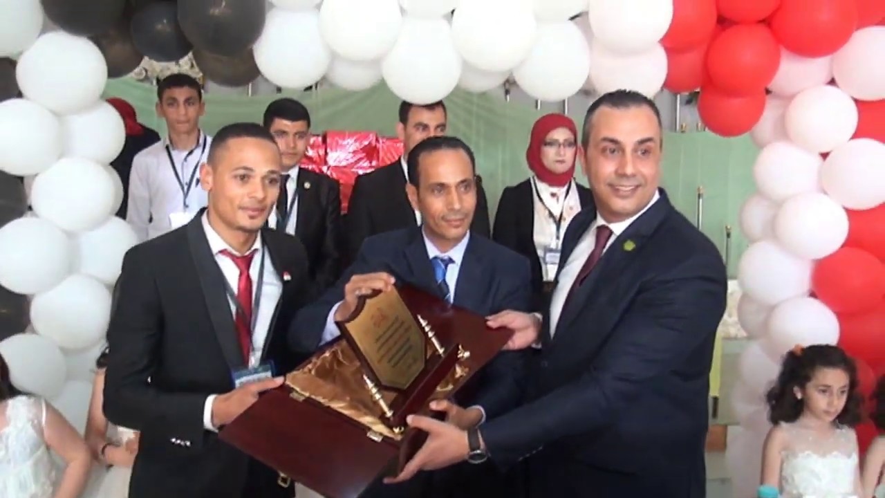 لحظات تقديم الإعلامى / فرج الريس درع شكر وتقديرللأستاذ / محمد سمير بلتاجى الشويخ