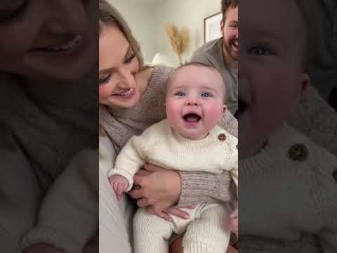 طفل صغير لطيف لطيف يضحك شورت