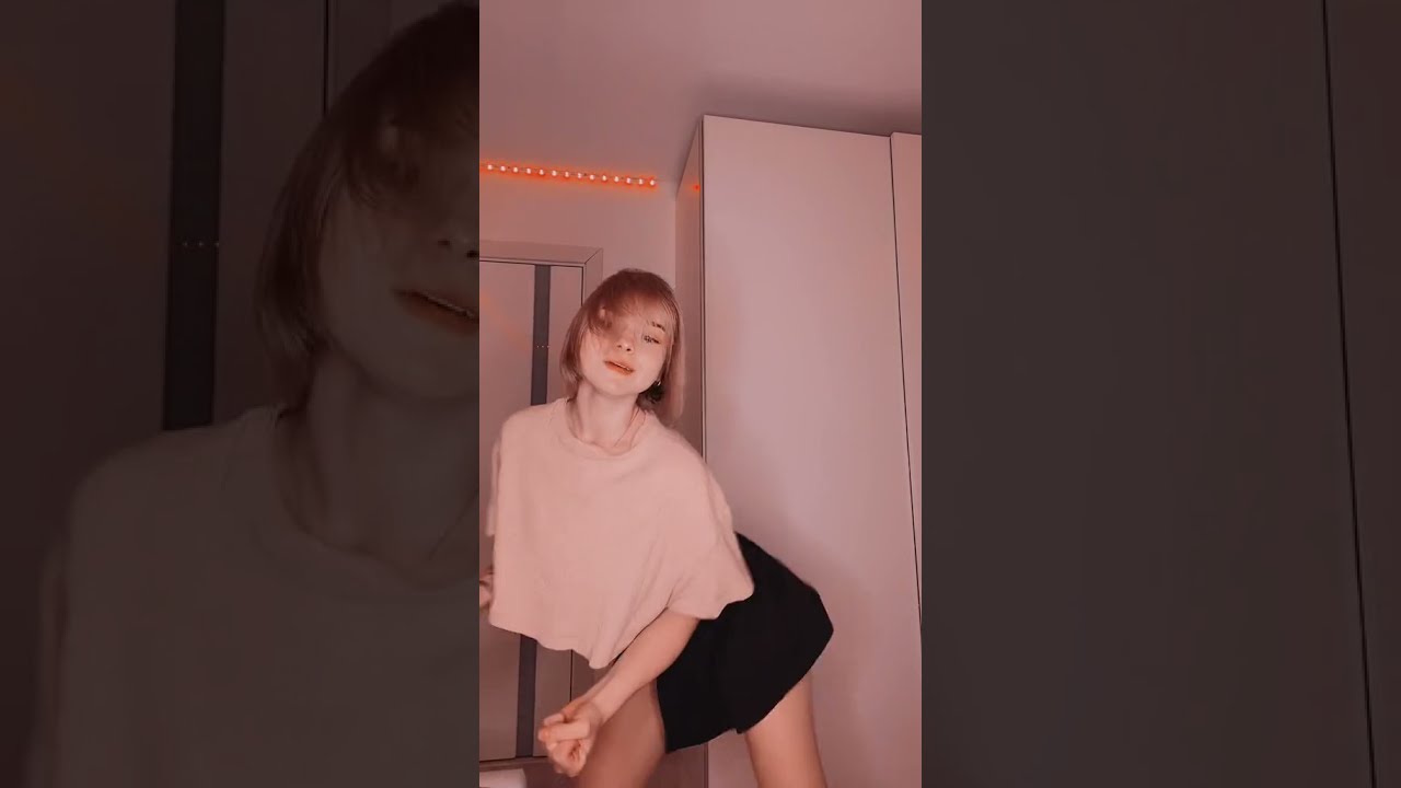 Тиктокерша pinkguno в купальнике