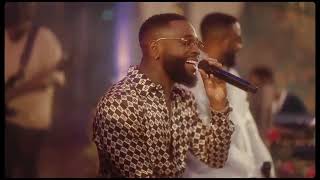 TUBIDY BLUE FLEUR FROIDE   Tayc feat Fally Ipupa Suis moi moi Live Resimi