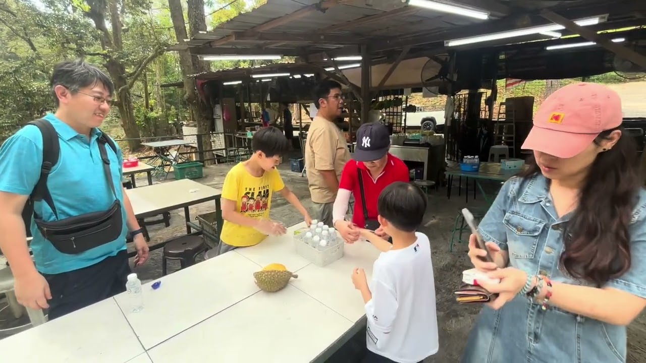 在羅浮山背吃榴槤