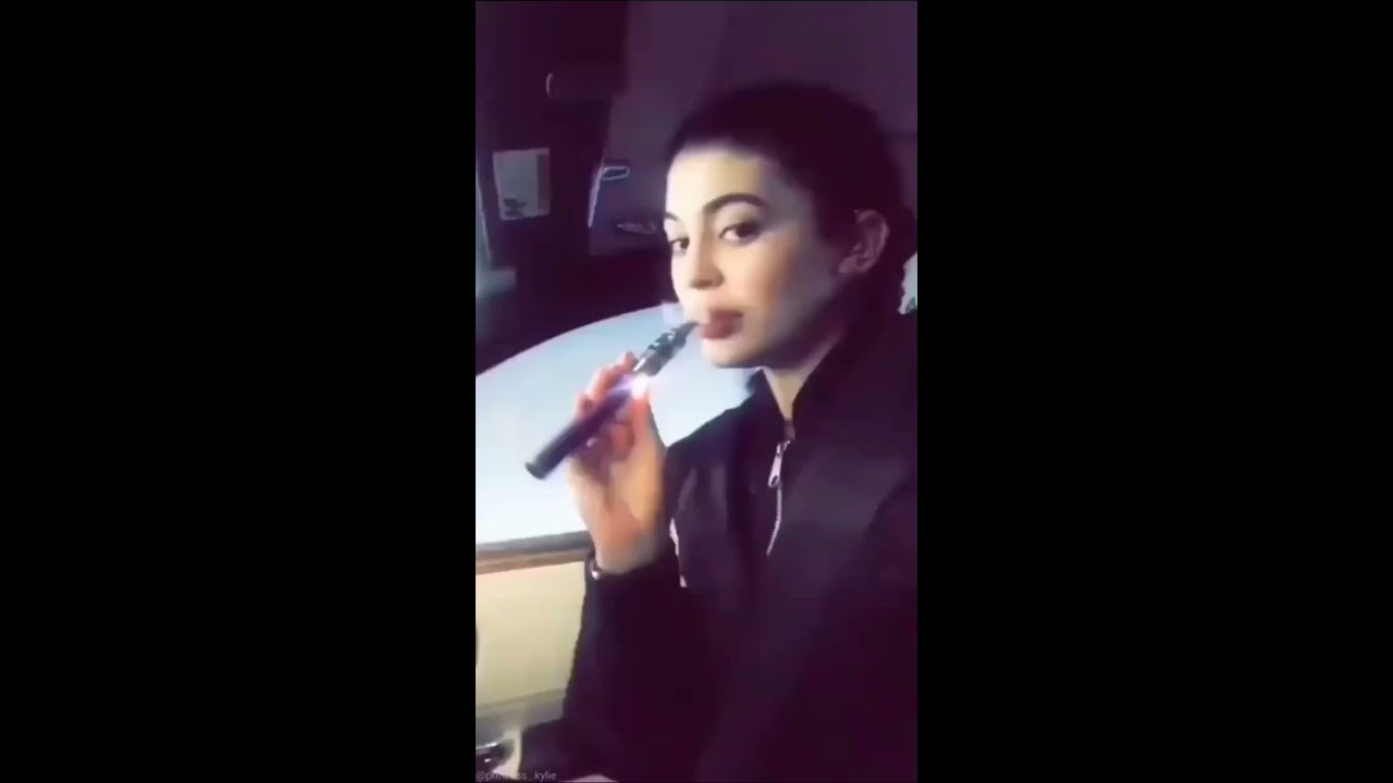 Kylie Jenner vaping🔥🔥🔥