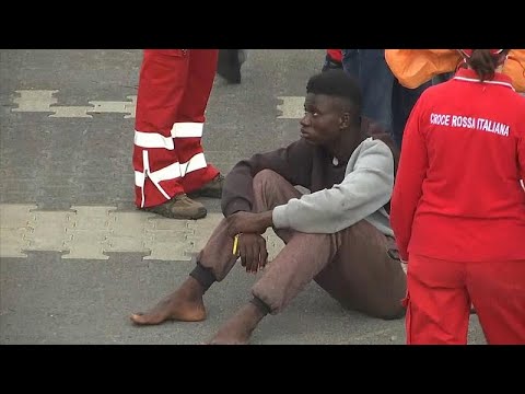 Italian rescue boat with over 900 migrants arrives in Sicily