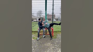 DIE VRIEND DIE ALTIJD MEEKIJKT 😂 #izzle
