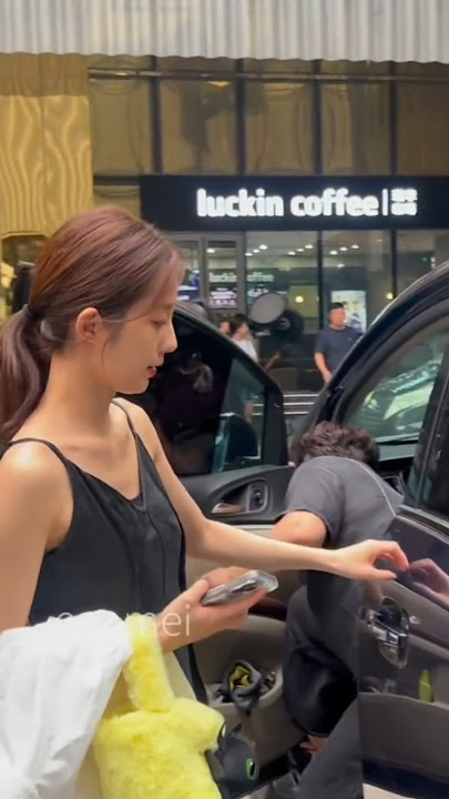 Wan Peng always greets fans politely 🥹 She's so kind #wanpeng #vạnbằng #fyp credits on videos
