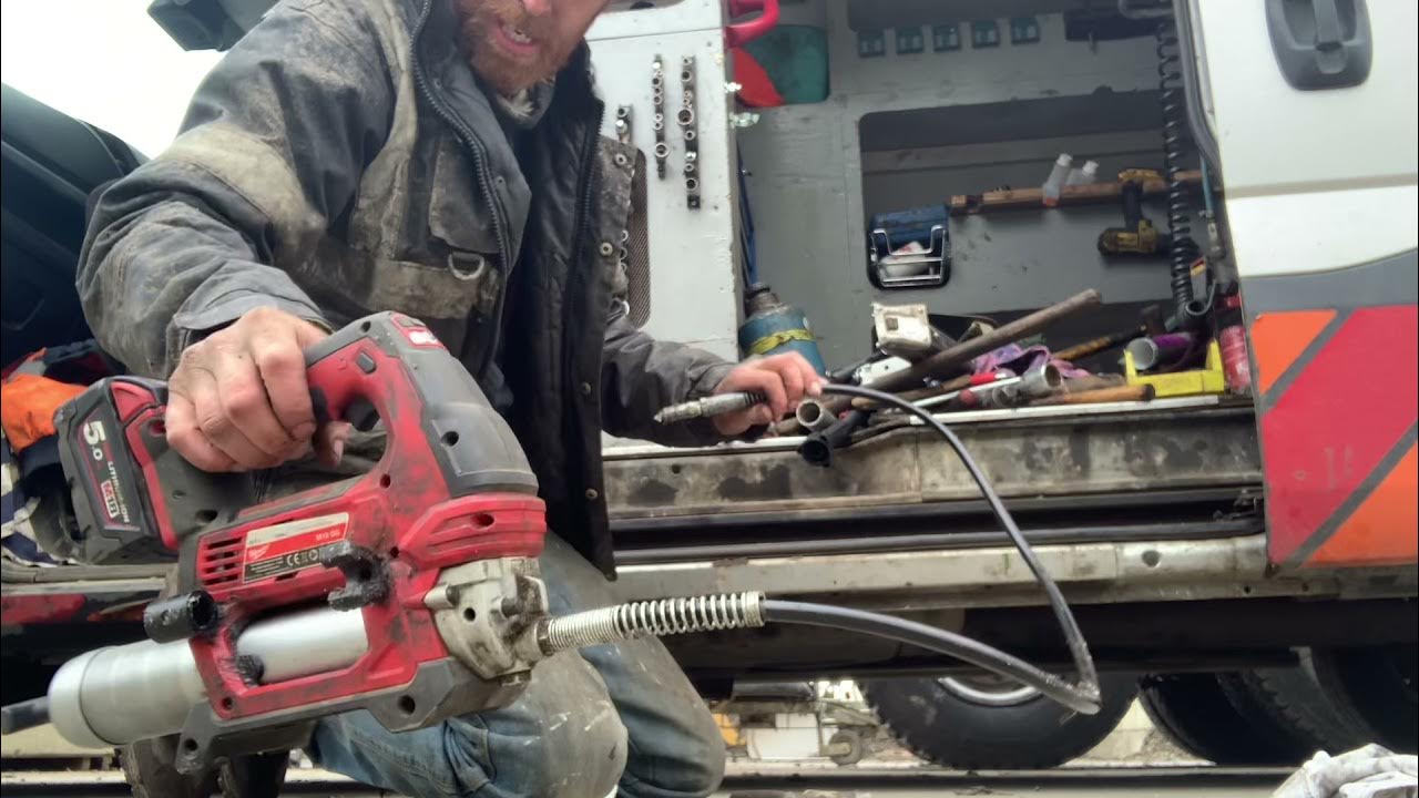 How to change a grease cartridge on Milwaukee battery grease gun mobile