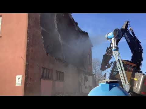 Conrad C32 bindet den Staub bei einem Abbruch in Villorba