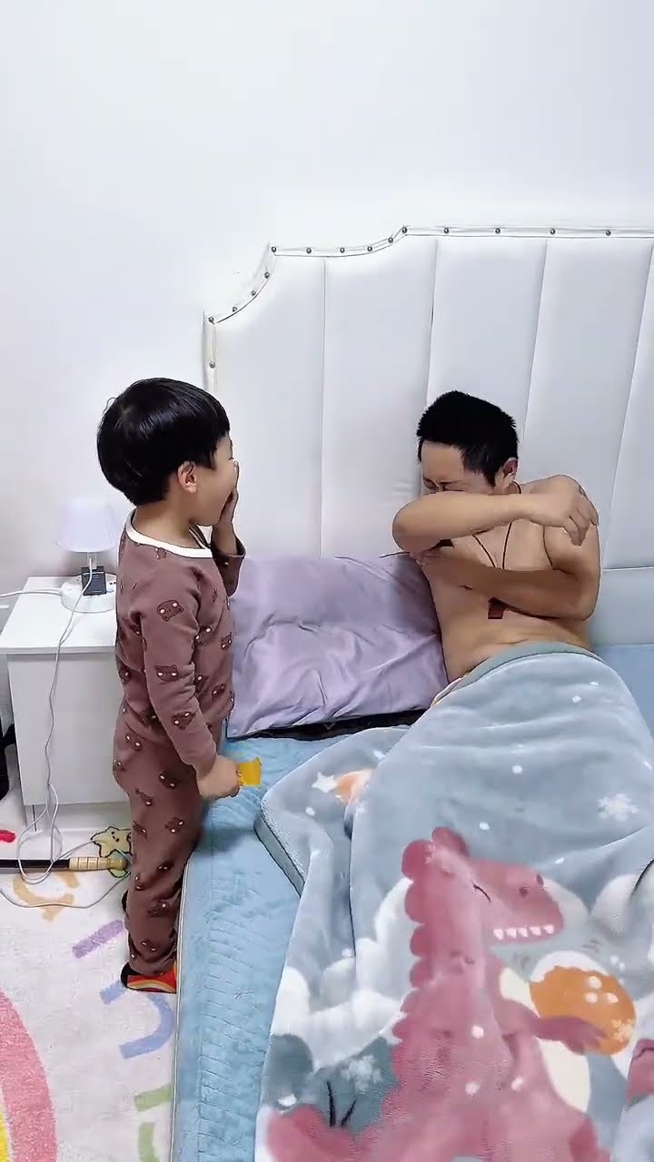爸爸又在睡懒觉，还是儿子有办法！#Cute baby#Cute#呆萌小米宝#聪明宝宝#萌娃