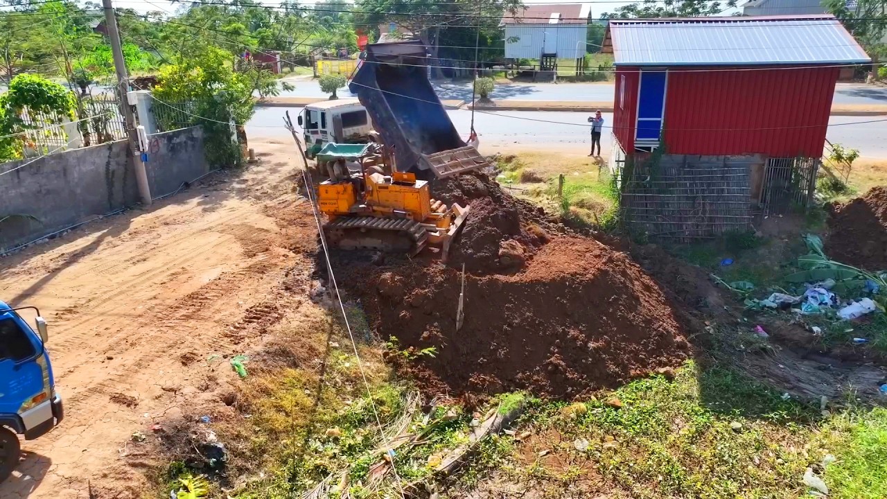 A great new activity with a team of experts who drive dozer komat’su D31P pushing soil