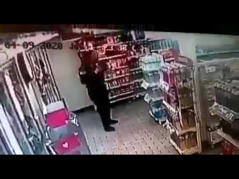 Policía roba mercancía de tienda y la esconde en su uniforme