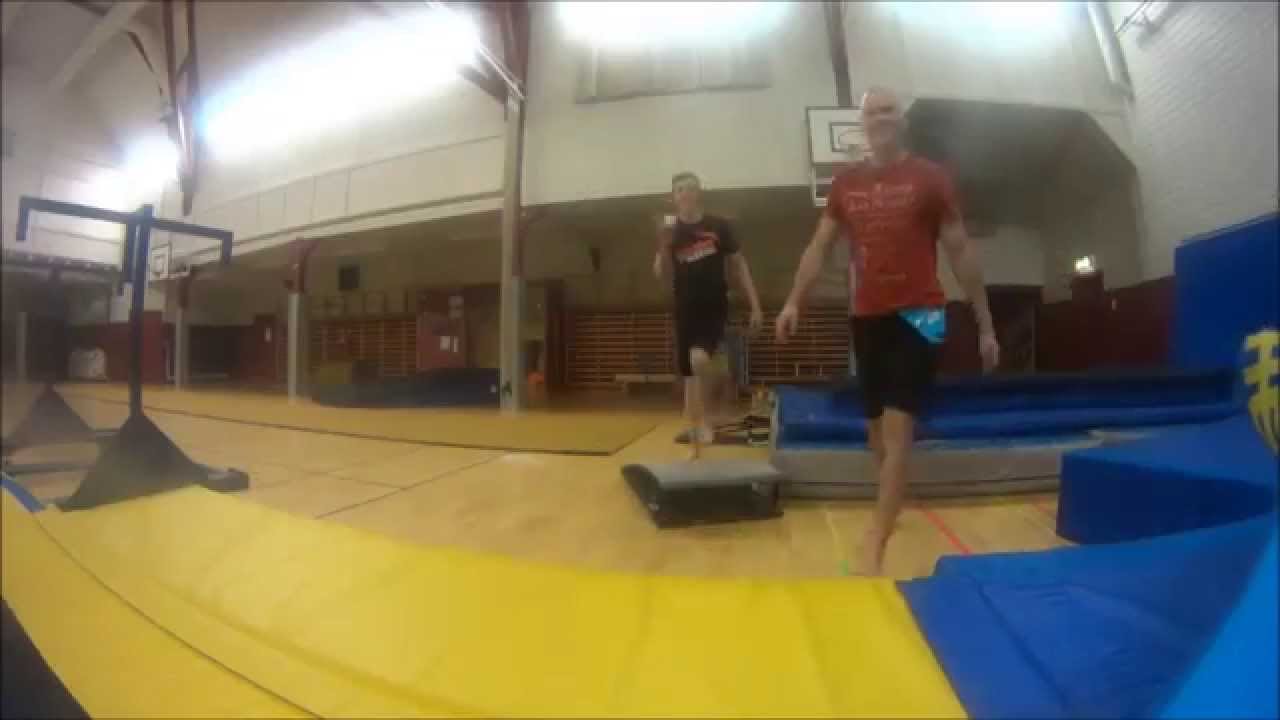 Bild från Oskar, Mattias och Arvid i gymnastikhallen