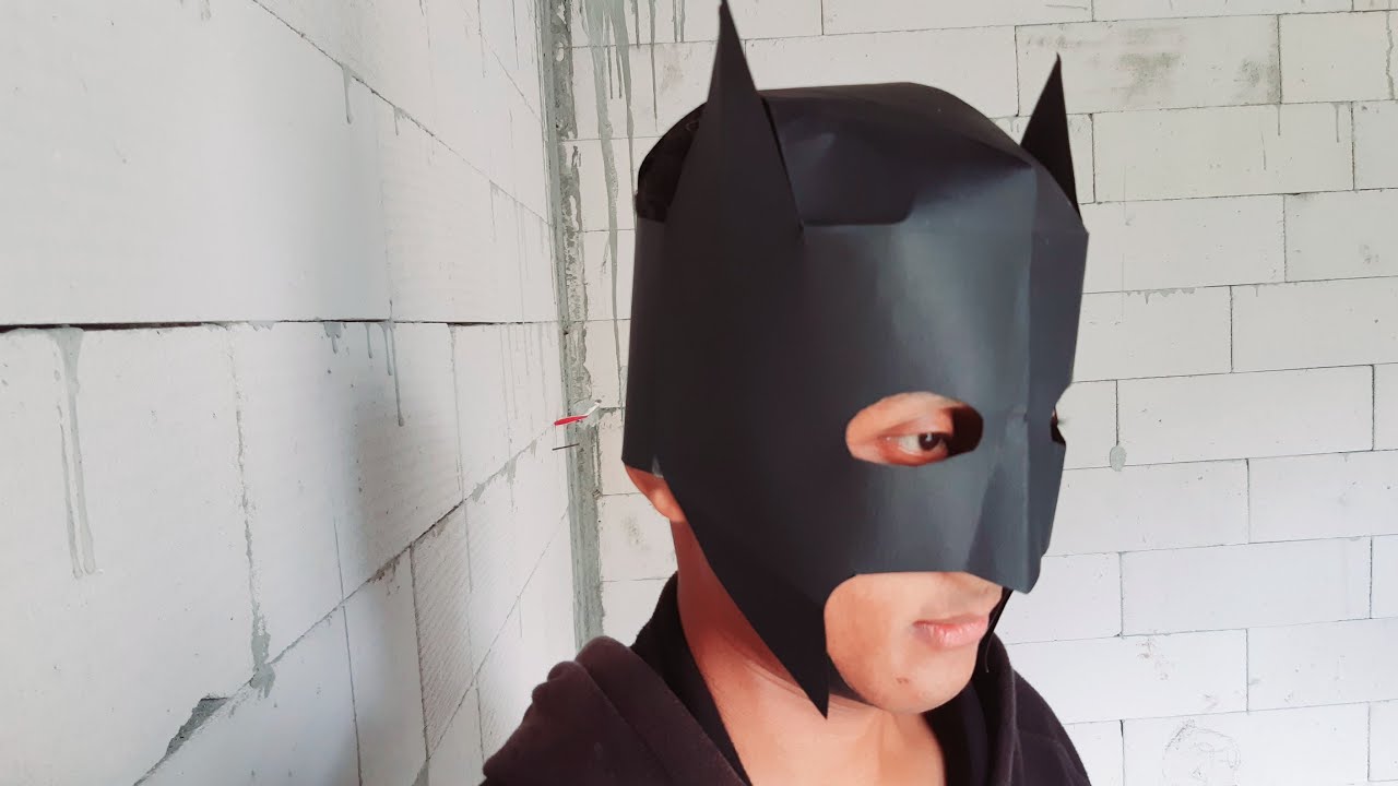 Первая маска 2024. Маска Бэтмена операция. Маска Бэтмена руками на лице. Маска 2024 костюмы.