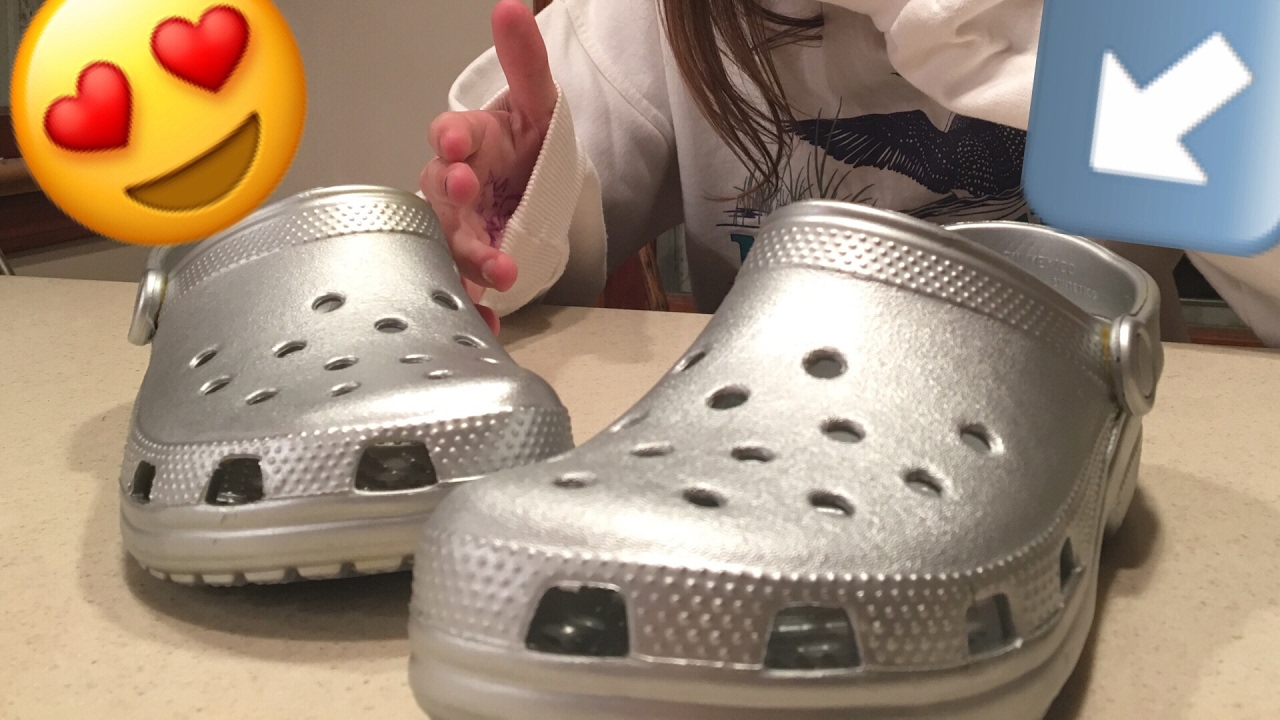 acrylic paint on crocs