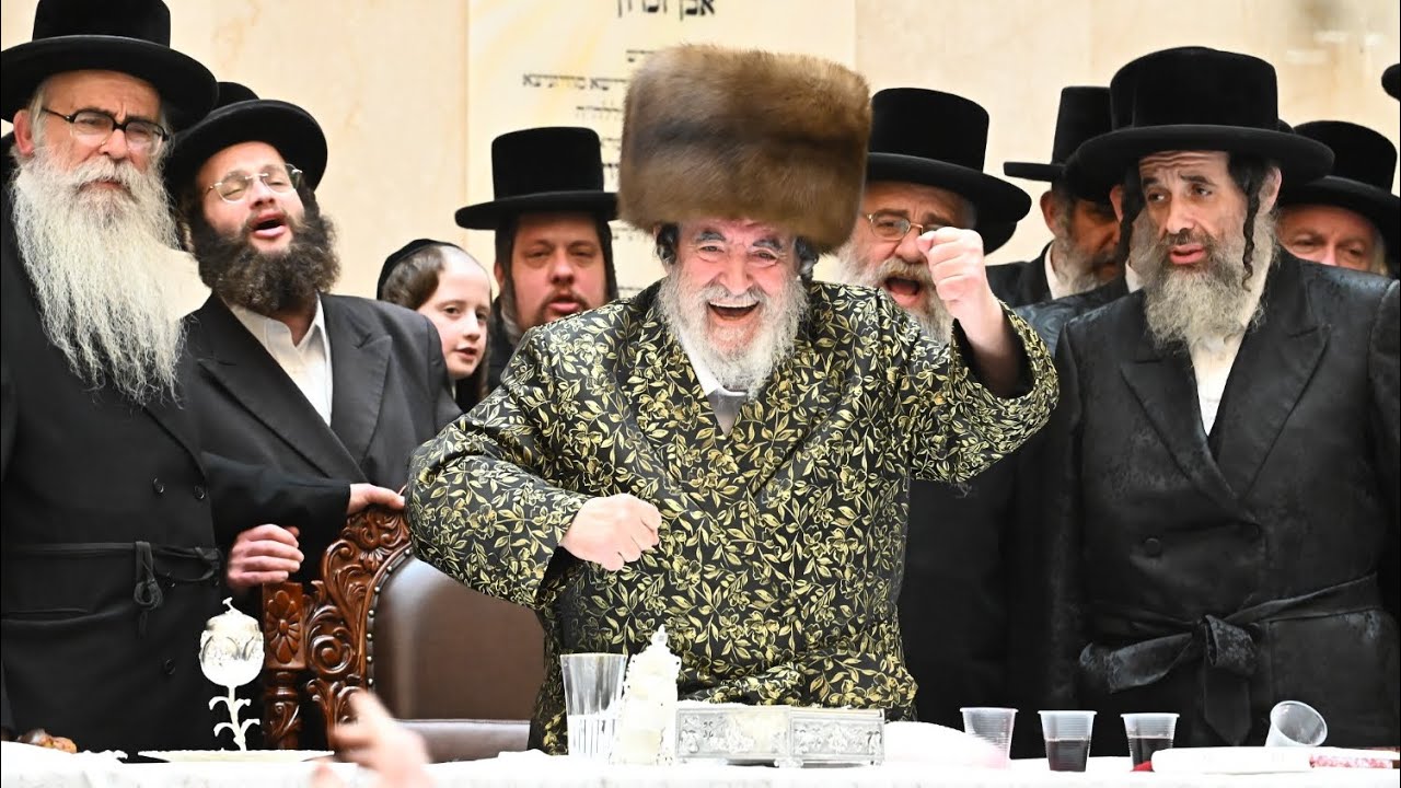 מרן האדמו״ר מויז׳ניץ בטיש לרגל זאת חנוכה. (צילום שוקי לרר)
