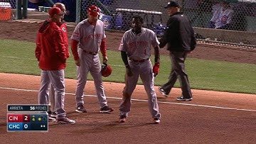 CIN@CHC: Phillips shaken up on play at third base