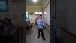 AKTUALISASI Siswa kelas 3 maju mengucapakan kalimat tanya dalam bahasa jawa krama halus