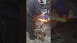 Caldeando As Barras Em Aço Damasco Turco.