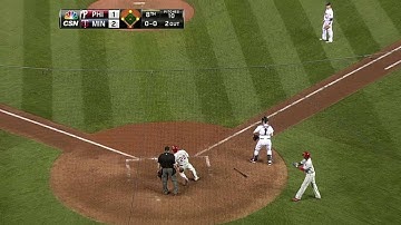 PHI@MIN: Howard hits a game-tying single into right