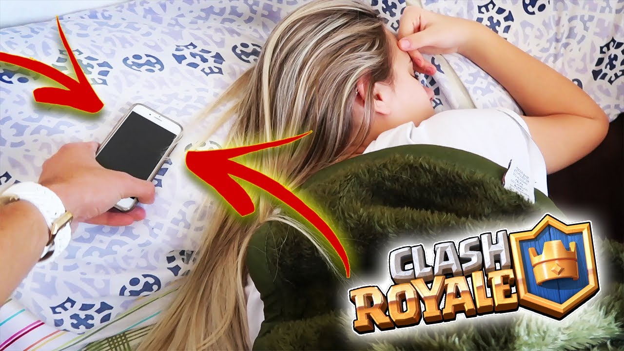 PEGUEI O CELULAR DA MINHA IRMÃ PRA JOGAR CLASH ROYALE