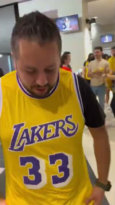 La mujer de Kobe Bryant muestra la camiseta que llevarán los Lakers en  homenaje a su marido