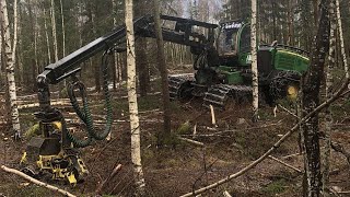 John deere 1170e skördare i förstagallring.