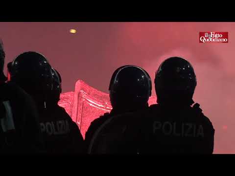 Scontri a Milano tra manifestanti e polizia: assalto al palazzo della Regione Lombardia