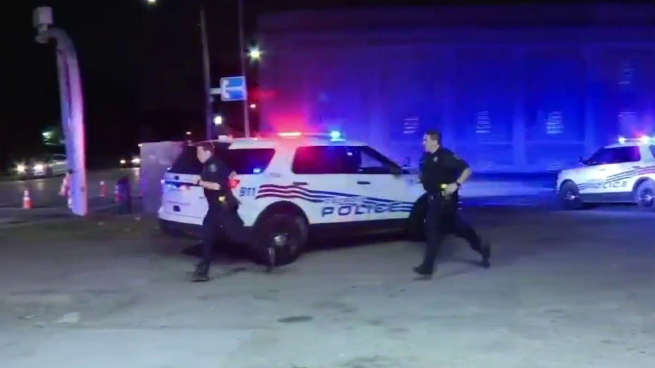 Detroit police rush shooting victim to hospital - YouTube