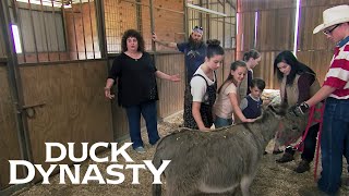 Duck Dynasty: The Great American Petting Zoo (Season 8, Episode 6) | A&E