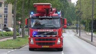 Brandweer Vlaardingen, Schiedam en ambulance met spoed naar een gebouwbrand in Vlaardingen