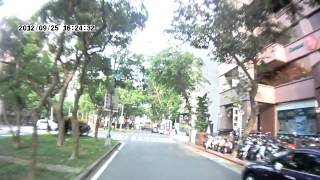 20120925 汽車闖紅燈，差點撞到我