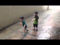 Los niños jugando bajo la lluvia 4