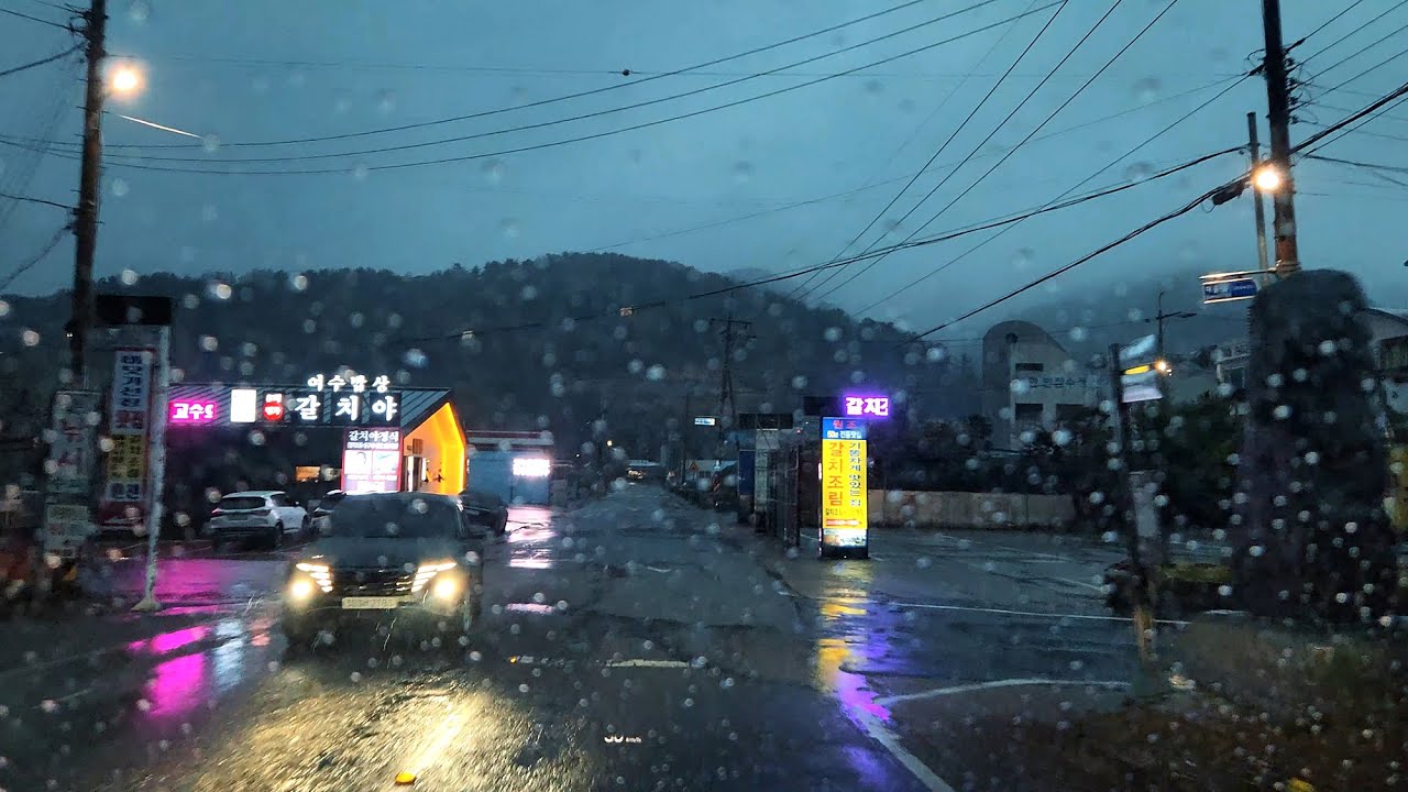 Поздний вечер, поездка на машине по деревне на острове, поздний вечер. Спокойный звук дождя