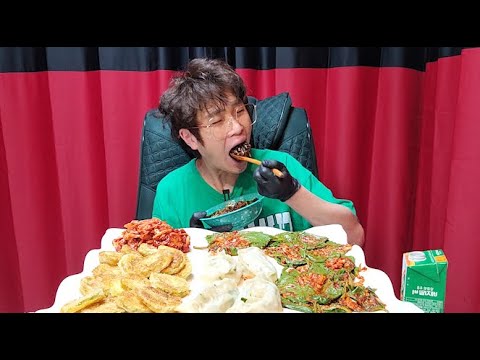 꽃돼지 <strong>호박전</strong> 짜장밥 새우만두 배추김치 양념깻입 한식먹방[korean food]mukbang Eating show 吃播