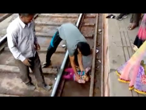 UP: पटरी के पास गिरी 1 साल की बच्‍ची, बगल से गुजर गई तेज रफ्तार ट्रेन, देखिए वीडियो