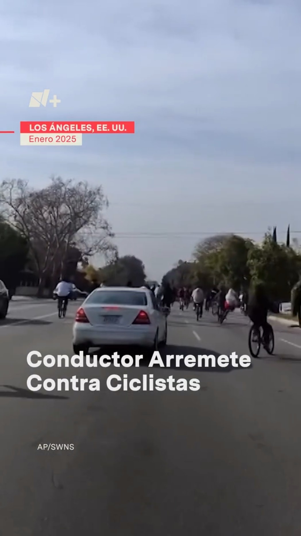 Conductor arremete contra ciclistas - N+ #Shorts